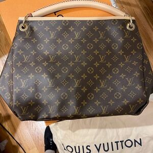 - Brand new Louis Vuitton Artsy PLUS wallet/pouch